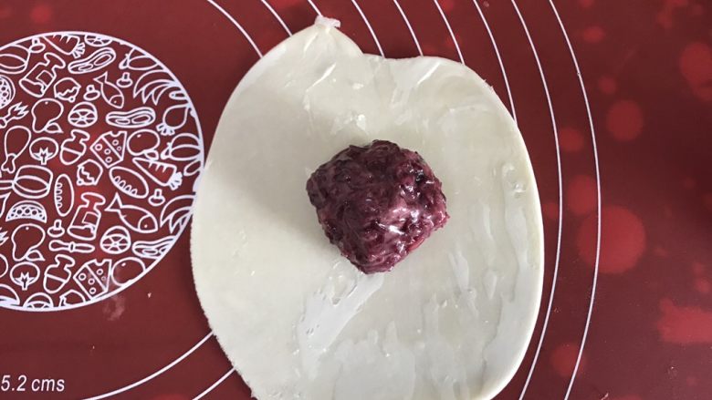 玫瑰鲜花饼,取出静置好的玫瑰花酱,分成16份揉成圆团,包上玫瑰花馅