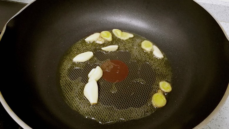 栗子焖鸡,炒锅里热油,爆香姜蒜。