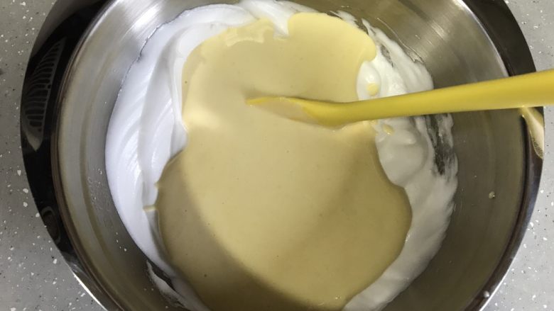 独角兽蛋糕卷,蛋糕糊倒回剩余蛋白霜,翻拌均匀。