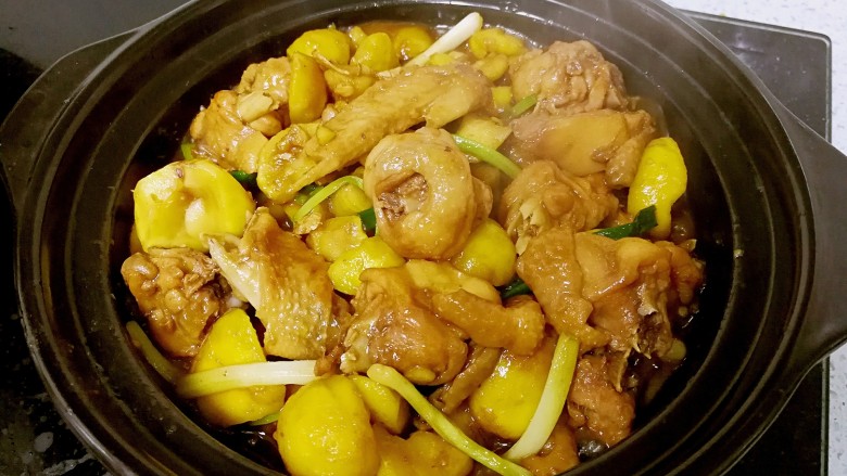 栗子焖鸡,倒入炒好的栗子鸡块,关火,盖盖子。
