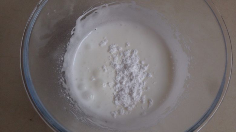 柠檬蛋白糖,打至体积有点膨胀发白的时候,加入剩余的糖霜