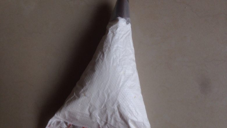 柠檬蛋白糖,将蛋白霜放入到装有裱花嘴的裱花袋里。(我用的是6齿花嘴)