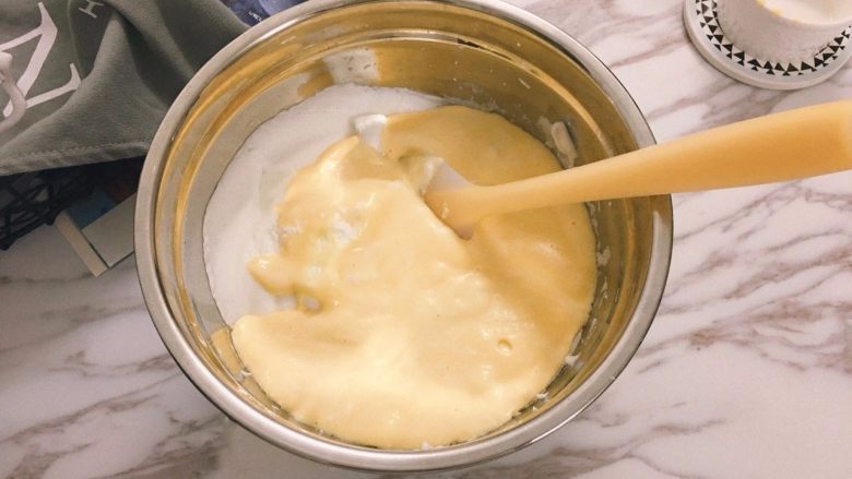 如何轻松制作一个完美的Pancake,接着再全部倒回蛋白霜里面,继续翻拌均匀即可。
