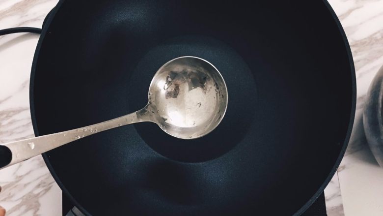 如何轻松制作一个完美的Pancake,不粘锅不用放油、不用放油、不用放油!!重要事情说三遍!!准备一个汤勺,锅内稍微预热一下。