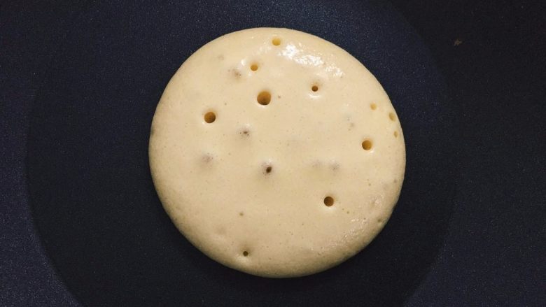 如何轻松制作一个完美的Pancake,全程小火加热,等面糊出现这样的密集小泡泡,便可翻面。