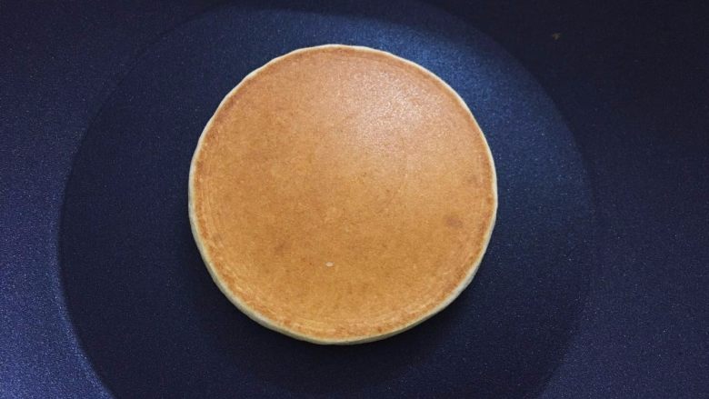如何轻松制作一个完美的Pancake,翻过来就看到这一面表面光滑,上色均匀就是成功的了,另一面稍微再煎30秒就可以出锅了。(只保证其中一面是漂亮的,另一面是煎不出这种效果的)
