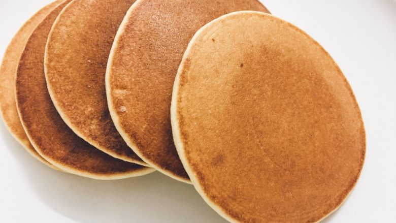 如何轻松制作一个完美的Pancake,如果平底锅够大的话,可以一次煎两三个,或者一次煎一个,不需要等平底锅冷却再煎下一个,只要倒面糊的时候,动作够快,出来的样子一样会是很漂亮的松