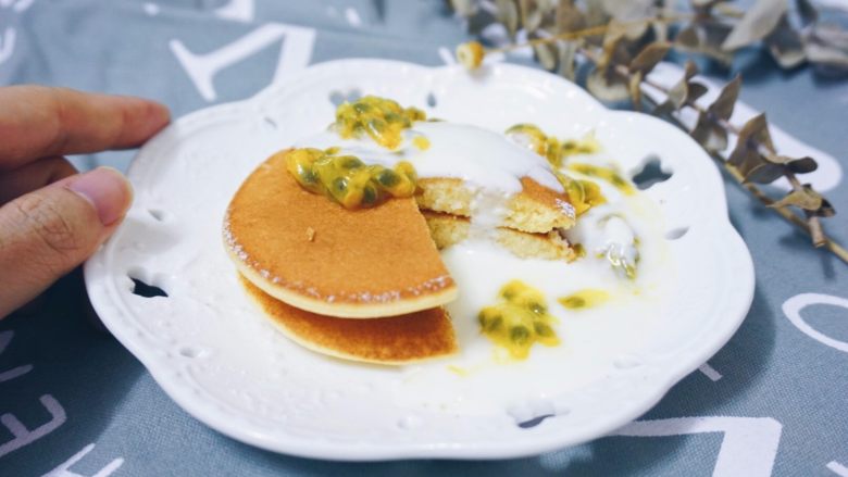 如何轻松制作一个完美的Pancake,又或者倒点酸奶,配点百香果,原味的松饼就是百搭啊~~