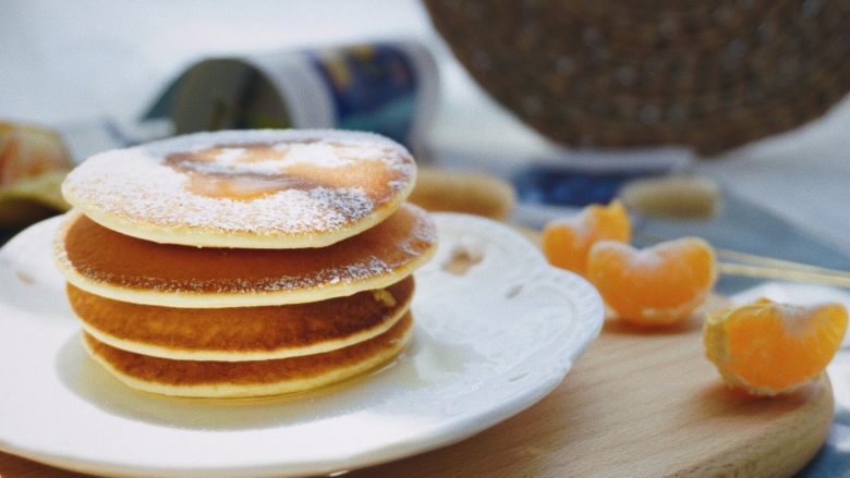 如何轻松制作一个完美的Pancake,做好后的松饼,表面筛上一层薄薄的糖粉,加上一勺枫糖浆或其他果酱,再配点其他水果,颜值就马上在线啦。。。。
