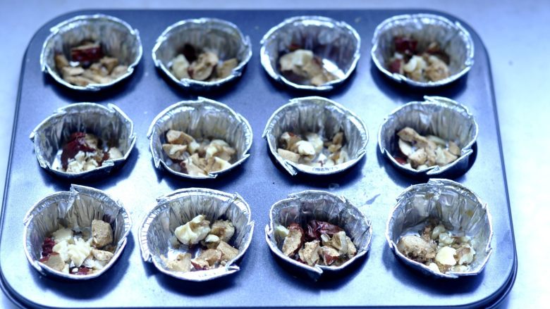 枣夹核桃蛋糕,2、将切碎的美仁枣,均匀的放入模具中