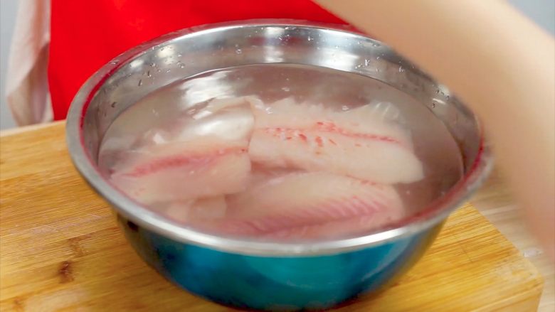 荆楚大地,吃鱼不见鱼——鲜美鱼糕,将鱼肉放在清水浸泡30分钟