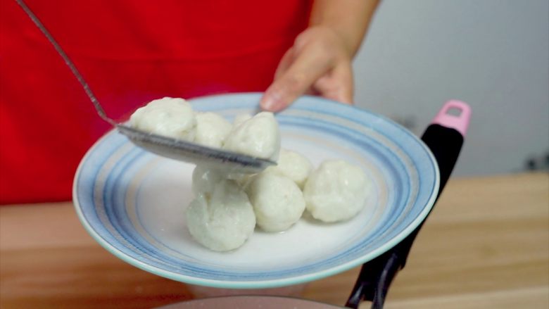 鱼丸自己动手做，又鲜又美味~,煮好的鱼丸，捞出即可~