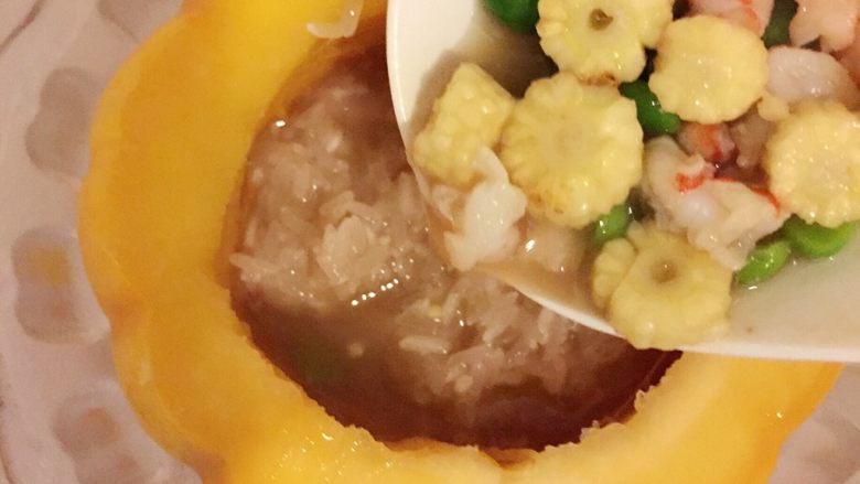 太阳果焖饭,再把食材一起倒入,如图