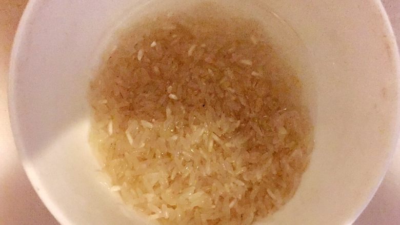 太阳果焖饭,米要提前泡几个小时,一会好蒸熟一些