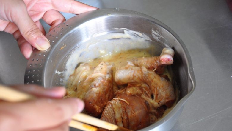 香酥脆皮炸鸡,将腌好的鸡块放入裹浆中,均匀包裹上一层。