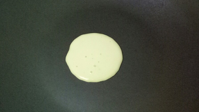 原味松饼,不粘锅不放油,挤出适量面糊,小火加热
