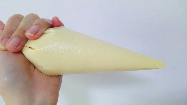 原味松饼,将面糊装入裱花袋,省的倒面糊时到处滴,而且这个也方便掌握量