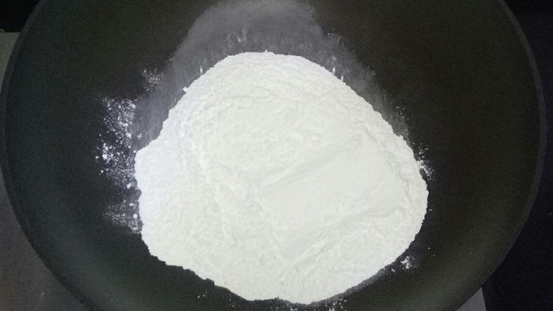 五仁馅,将糯米粉倒入炒锅中,小火加热炒熟,放凉备用