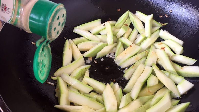 绿色美食+西葫芦木耳银耳炒鸡蛋,放入切好的西葫芦，翻炒几下，倒入少许<a style='color:red;display:inline-block;' href='/shicai/ 134296'>白胡椒粉</a>，再翻炒几下。