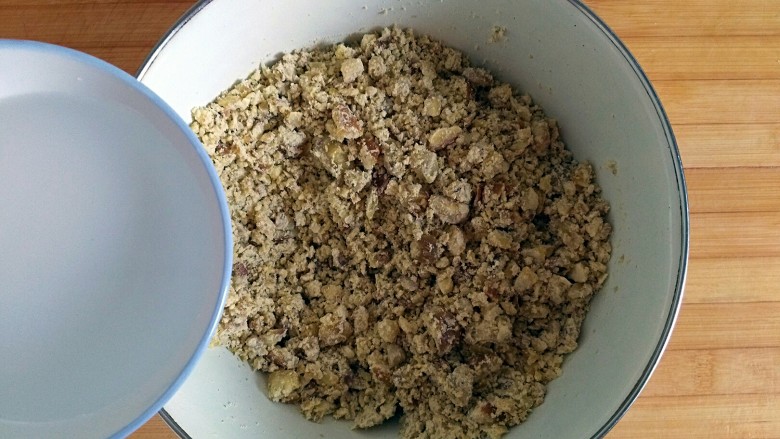 团圆最长情的告白——
广式栗蓉月饼,剥好的栗仁再用擀面杖捣碎倒入适量凉白开