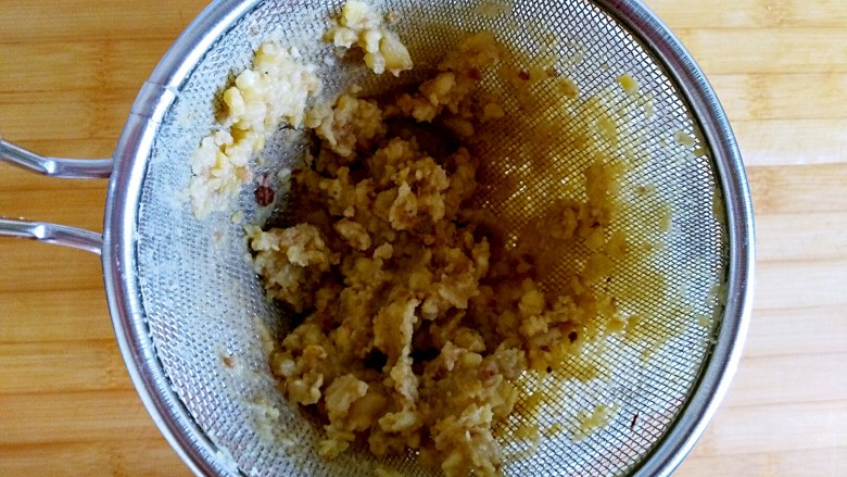 团圆最长情的告白——
广式栗蓉月饼,栗子泥过筛
过筛使栗蓉更加细腻，如果你喜欢有点颗粒感的感觉，不想过筛，也是可以的
