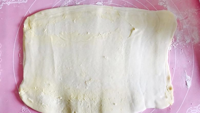 自制酥皮版蛋挞,擀开!出现这种情况很正常 经过反复对折 皮里夹着黄油 面皮比较薄 没有关系 不影响效果