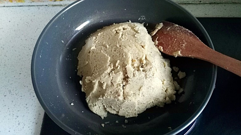 团圆最长情的告白——
广式栗蓉月饼,小火继续翻炒，将水分慢慢炒干，知道栗蓉抱成一团不粘锅，盛出放凉待用
做月饼的栗蓉尽量炒的干些