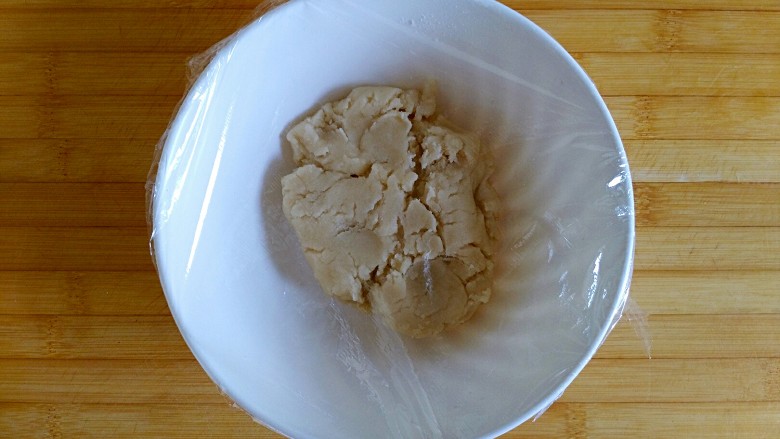 团圆最长情的告白——
广式栗蓉月饼,盖保鲜膜静置1-1.5小时
天热可以放冰箱冷藏
注:是冷藏，放水果蔬菜的地方，不是冷冻
