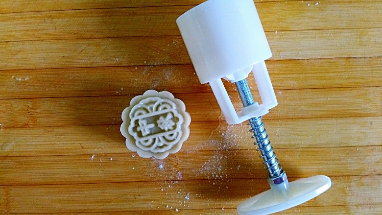 团圆最长情的告白——
广式栗蓉月饼,用自己喜欢的月饼模具压出形状
其余14份同样手法操作