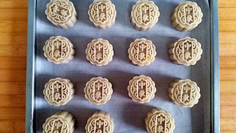 团圆最长情的告白——
广式栗蓉月饼,均匀摆放到铺上油纸的烤盘中
这个分量正好一盘
朵妈家烤箱30升
