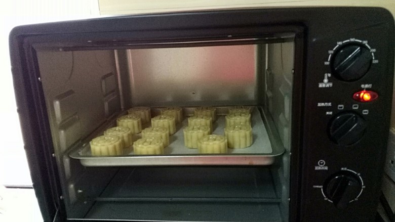 团圆最长情的告白——
广式栗蓉月饼,放入预热200度的烤箱定型5分钟