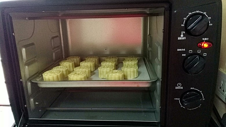 团圆最长情的告白——
广式栗蓉月饼,全部刷好蛋黄液，再次进入烤箱，继续烤15分钟即可
烤箱中层，200度，15分钟
不同烤箱温度存在差异，建议烘烤10-15分钟
馅料本身就是熟的，不需要烤太久