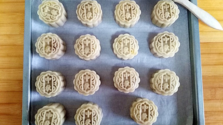 团圆最长情的告白——
广式栗蓉月饼,定好型拿出烤箱，用毛刷薄薄的刷一层蛋黄液
一定要薄，不要贪多，最好用朵妈图中这种毛刷，不要用硅胶刷
月饼表面蛋黄液残留太多，会使烤出的月饼表面花纹图案不清晰，影响了月饼的美观！