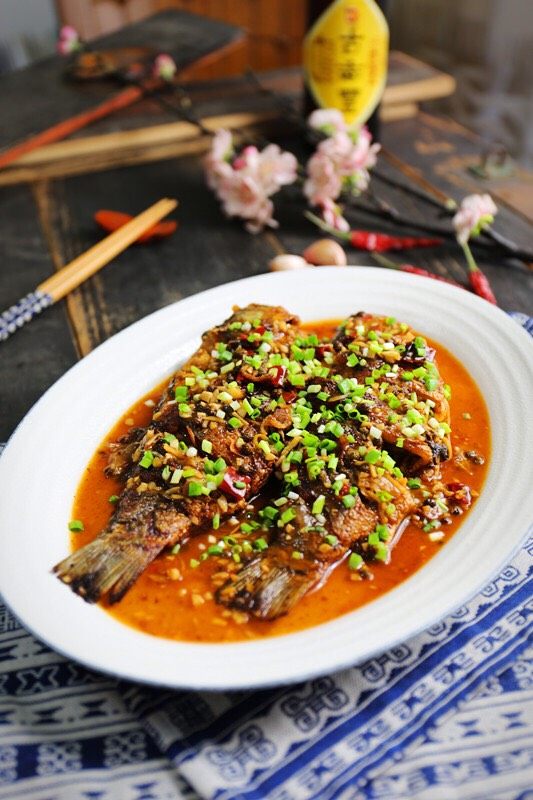 豆瓣鲫鱼,最后将汤汁浇在鲫鱼上,撒上葱花就完成了。