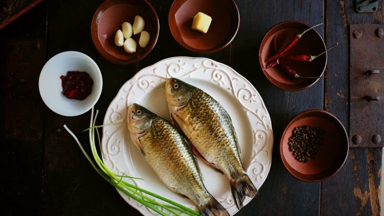 豆瓣鲫鱼,主要材料备齐;