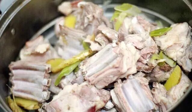这样的羊肉你没吃过,当羊排君遇上梨妹妹,
大概吊水三四分钟,别超过五分钟,捞出来控掉水分。