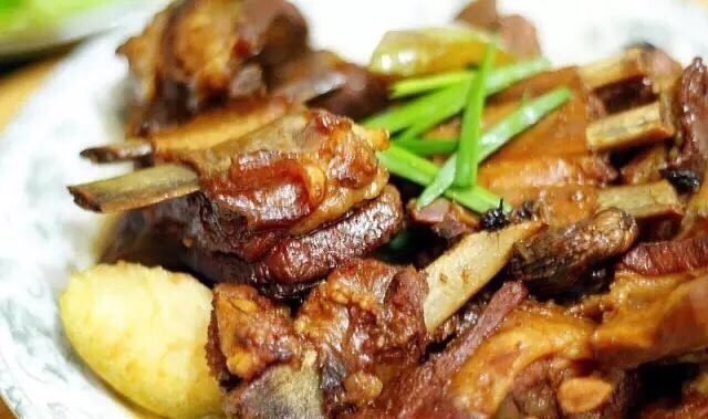 这样的羊肉你没吃过,当羊排君遇上梨妹妹,成品图走一张,小火炖羊排的时间足够你烙一张饼啦,饼夹着羊排再蘸一下汤汁,一口下去!哎呦喂!
