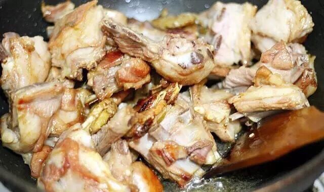 这样的羊肉你没吃过,当羊排君遇上梨妹妹,糖色炒好直接下羊排,这时候羊排的水分已经控的差不多了,因为糖色已经炒好一半,所以上色很快,这时候也要小火,让羊排慢慢上色,还能把肥羊肉里面的油脂炒出来,我炒了五分钟左右。