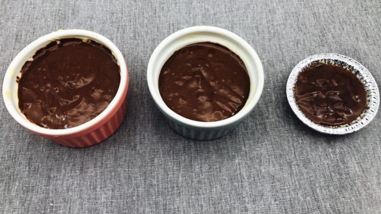 巧克力熔岩蛋糕,倒入混合好的面糊 8分满就可以 然后!放冰箱冷藏至少三小时