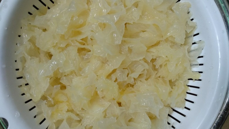 雪梨银耳汤,银耳去蒂剪小(越小越好),洗净。