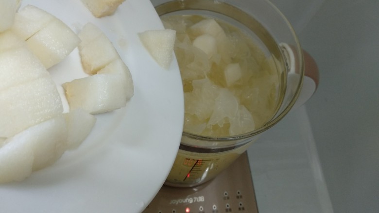 雪梨银耳汤,煲至30分钟后,放入雪梨。