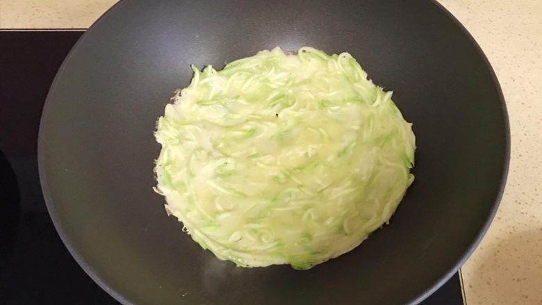 趣萌番茄蘑菇蔬菜饼,用勺子舀入西葫芦鸡蛋液,一般4勺就差不多了,端起锅,左右前后摇一圈,饼会自动流动,成圆形
或者直接用勺子摊开、摊均匀,也可以