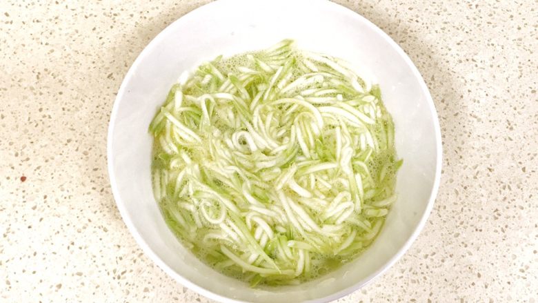 趣萌番茄蘑菇蔬菜饼,搅拌均匀,用盐浸泡过的瓜丝很好搅拌的