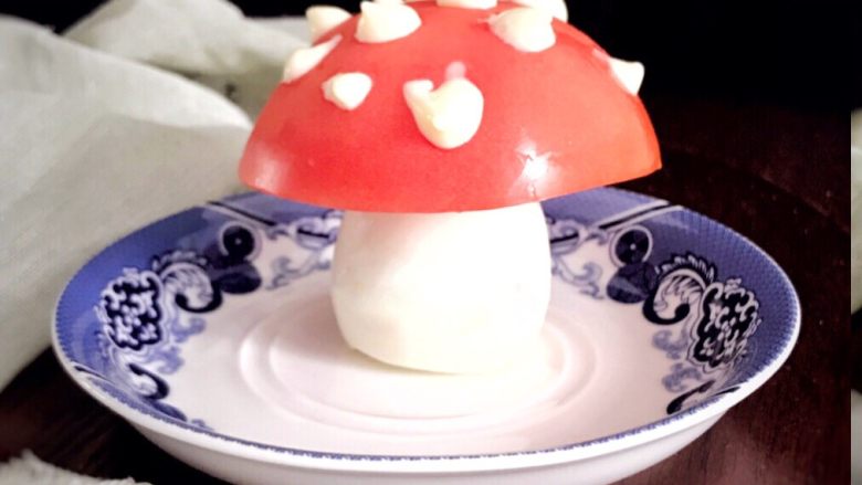 趣萌番茄蘑菇蔬菜饼,在西红柿上挤上<a style='color:red;display:inline-block;' href='/shicai/ 4856'>沙拉酱</a>,萌萌的蘑菇头就出来了,形象逼真吧