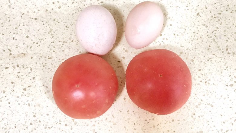 趣萌番茄蘑菇蔬菜饼,可以准备蘑菇的食材:<a style='color:red;display:inline-block;' href='/shicai/ 59'>番茄</a>和鸡蛋