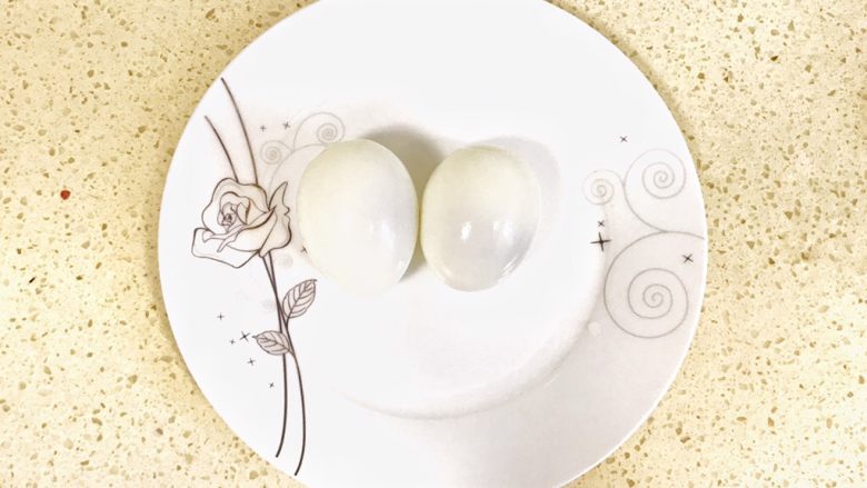 趣萌番茄蘑菇蔬菜饼,鸡蛋煮熟后,去皮