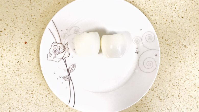 趣萌番茄蘑菇蔬菜饼,两个鸡蛋,分别切掉鸡蛋的两头