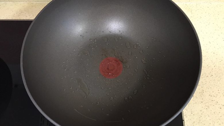 趣萌番茄蘑菇蔬菜饼,冷锅热油,端起锅,摇匀油,使油均匀地铺满锅底
煎饼的过程一定要慢火,防止饼煎糊了