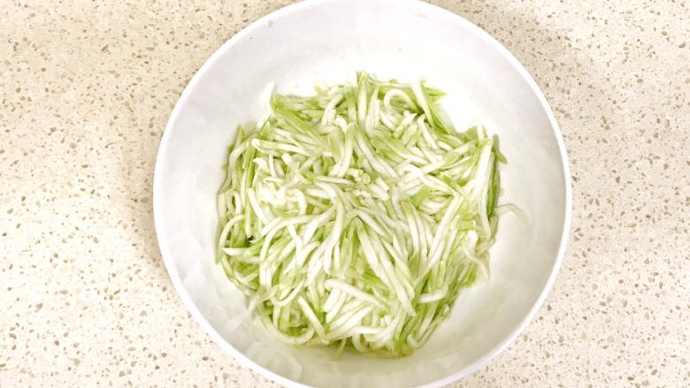 趣萌番茄蘑菇蔬菜饼,这是腌制好的样子,西葫芦瓜已经恹恹了