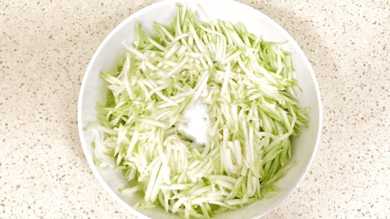 趣萌番茄蘑菇蔬菜饼,这步的作用是用盐浸瓜丝,瓜会恹恹,不会那么硬了,方便后面的搅拌。
不要浸很久,目的不是让瓜丝出<a style='color:red;display:inline-block;' href='/shicai/ 156925'>水</a>,而是让瓜丝恹恹就可以了